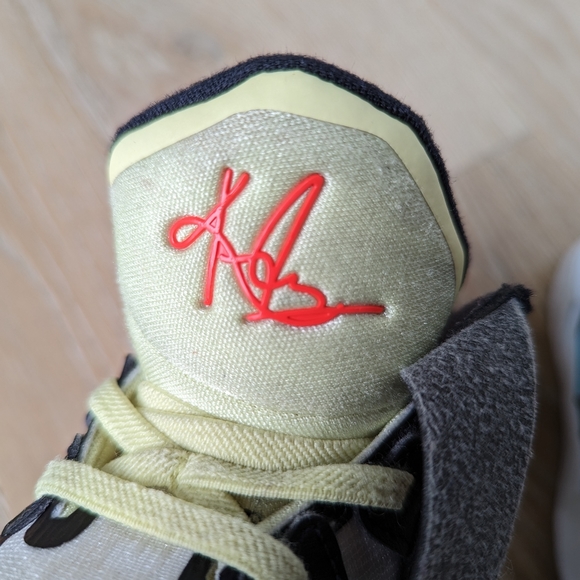 **SOLD** Nike Kids' Toddler Kyrie Infinity SE Basketball Shoes - Picture 7 of 9